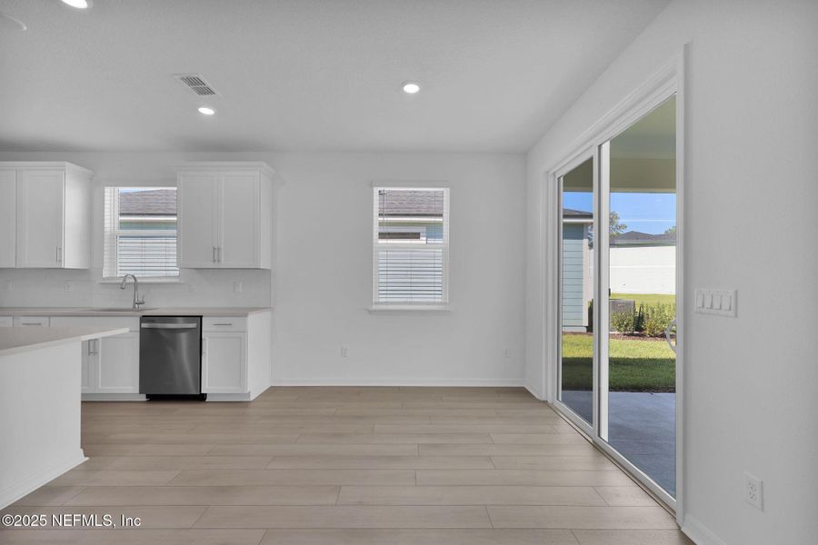 Spacious, unfurnished interior of a new home in Bradley Creek, Green Cove Springs (Image 34).