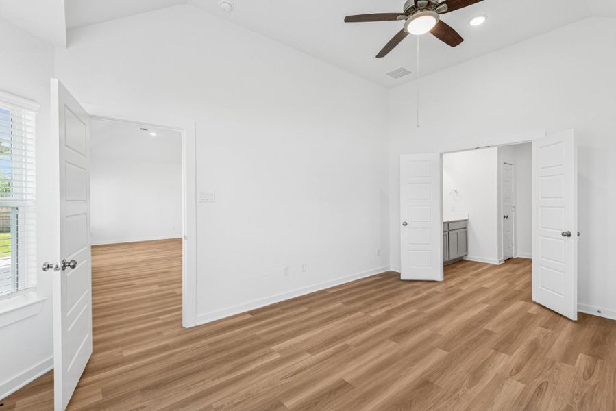 Spacious, unfurnished interior of a new home in Miller's Pond, Rosenberg (Image 24).