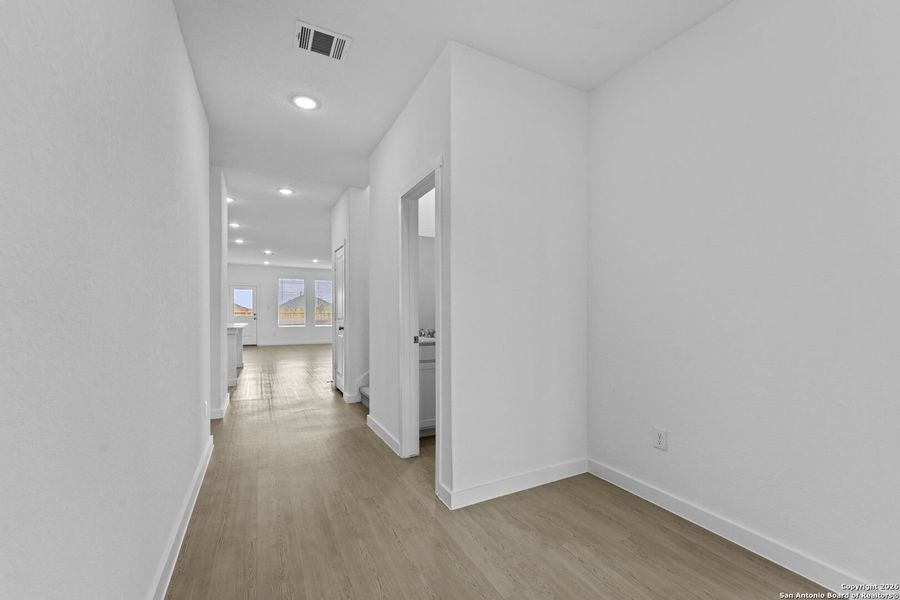 Spacious, unfurnished interior of a new home in Voss Farms, New Braunfels (Image 16).