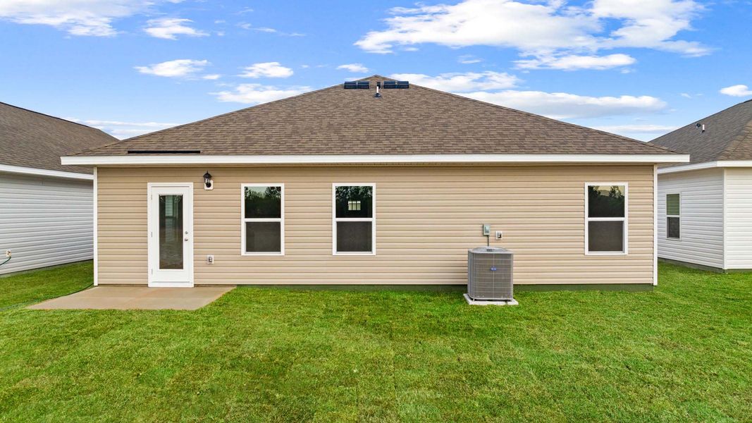 Exterior details and patio area of a home in Liberty, Panama City (Image 4).