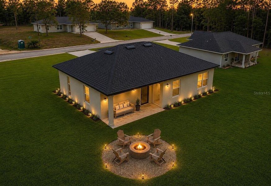Exterior details and patio area of a home in , Dunnellon (Image 23).