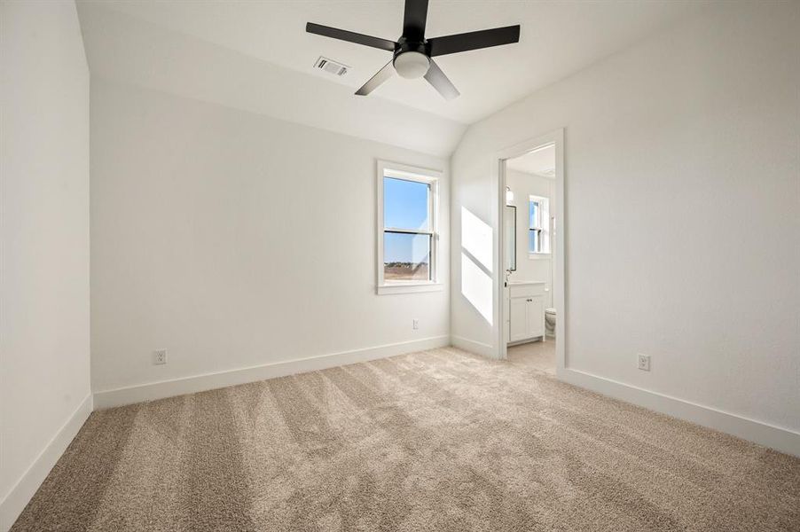 Spacious, unfurnished interior of a new home in NorthGlen, Haslet (Image 33).