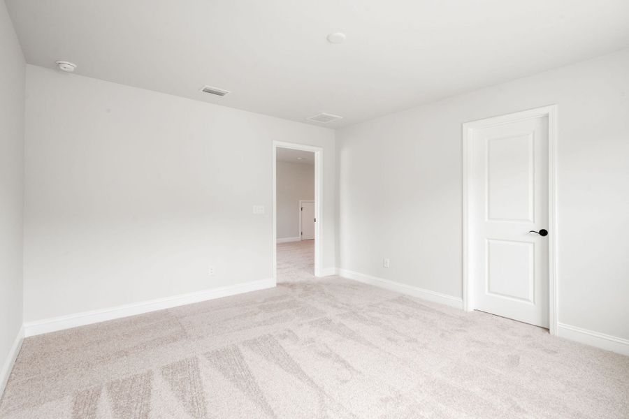 Spacious, unfurnished interior of a new home in Waterways, Richmond Hill (Image 30).