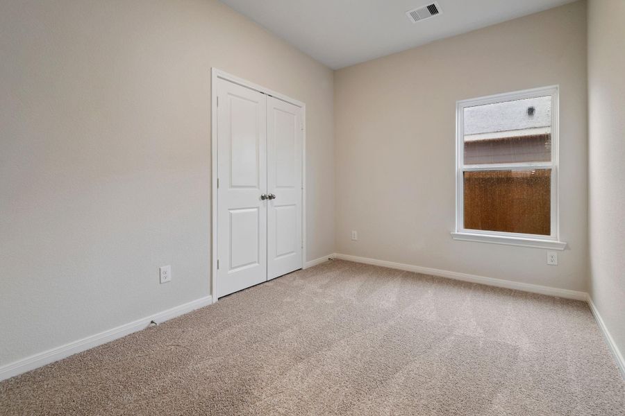 Spacious, unfurnished interior of a new home in Sweetwater Ridge, Conroe (Image 18).