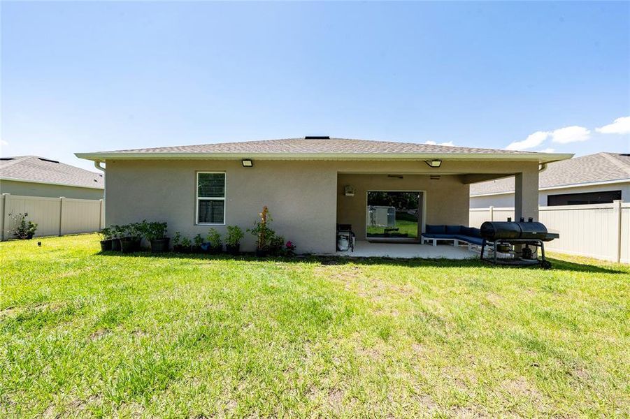 Exterior details and patio area of a home in , Kissimmee (Image 3).