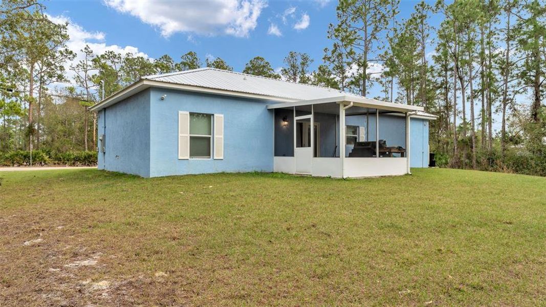 Exterior details and patio area of a home in , Sebring (Image 29).