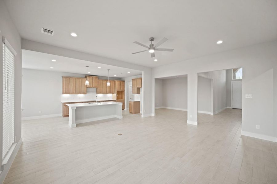 Spacious, unfurnished interior of a new home in Morton Creek Ranch, Katy (Image 15).