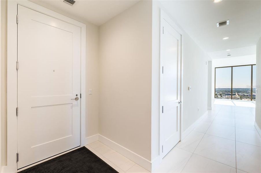 Spacious, unfurnished interior of a new home in , St. Petersburg (Image 21).