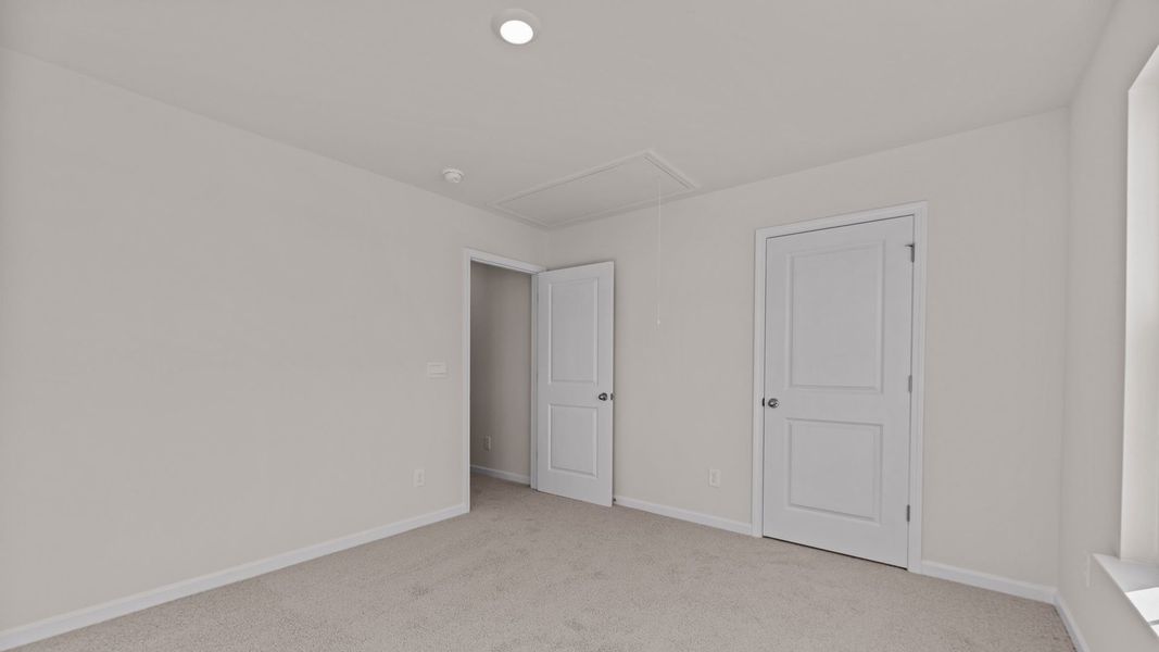 Spacious, unfurnished interior of a new home in East Ridge, Ayden (Image 25).
