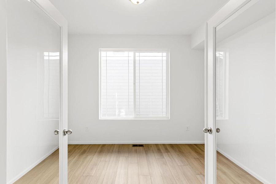 Spacious, unfurnished interior of a new home in Murphy Creek Classic, Aurora (Image 5).