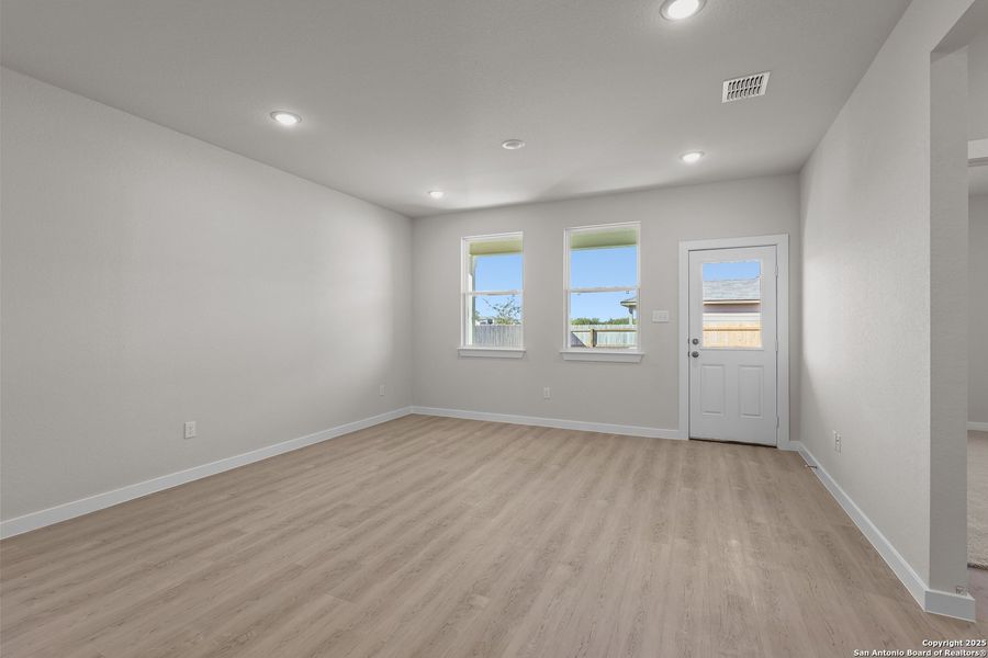 Spacious, unfurnished interior of a new home in Cinco Lakes, San Antonio (Image 25).