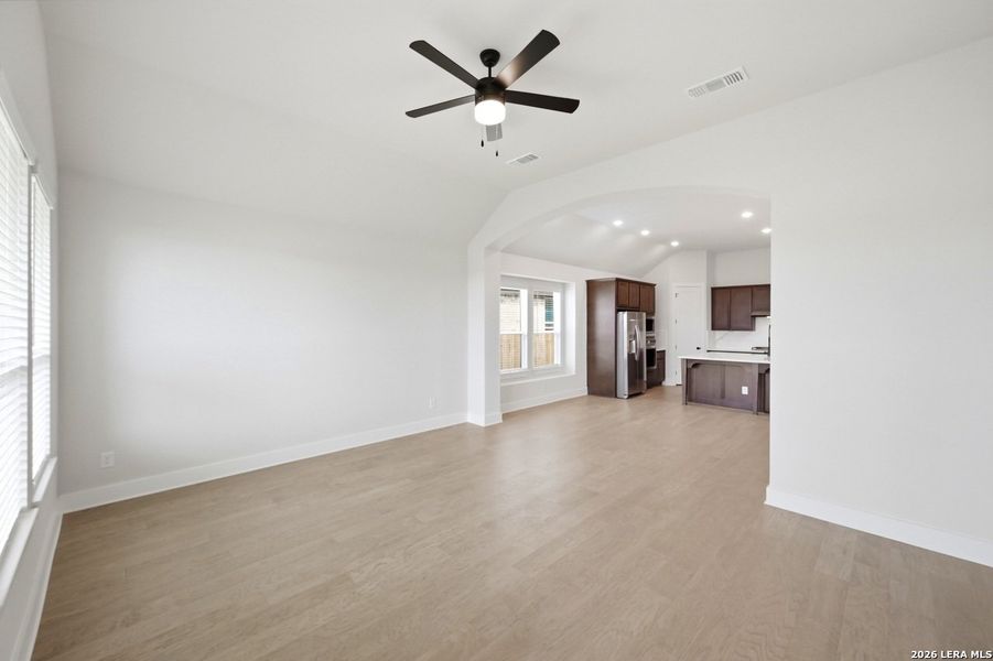 Spacious, unfurnished interior of a new home in Prominence, San Antonio (Image 16).