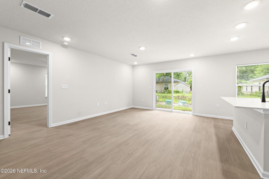 Spacious, unfurnished interior of a new home in , Jacksonville (Image 9).