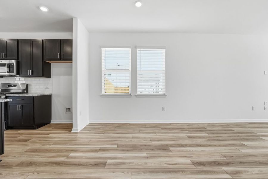 Spacious, unfurnished interior of a new home in Longview, Del Valle (Image 13).