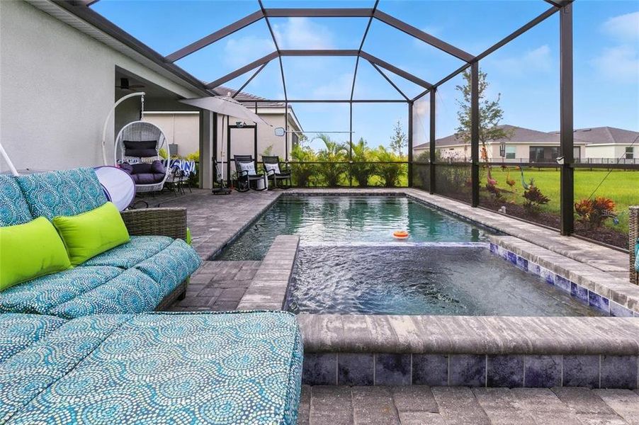 Exterior details and patio area of a home in , Venice (Image 4).