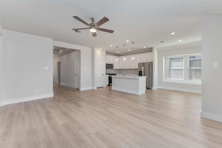Spacious, unfurnished interior of a new home in Sunrise Cove, Texas City (Image 26).