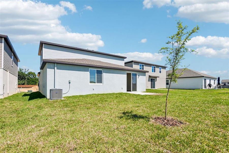 Exterior details and patio area of a home in Hilltop Vistas, Dade City (Image 3).