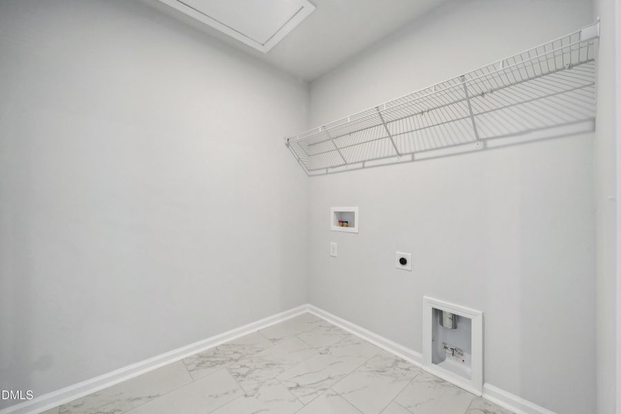 P_CLT_SIL_Idlewild_INT_LDY