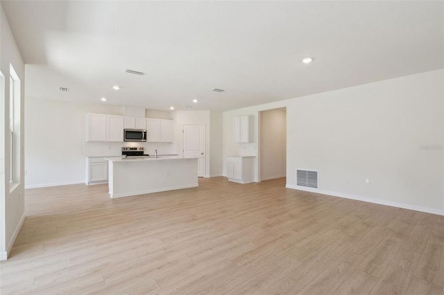 Spacious, unfurnished interior of a new home in , Daytona Beach (Image 27).