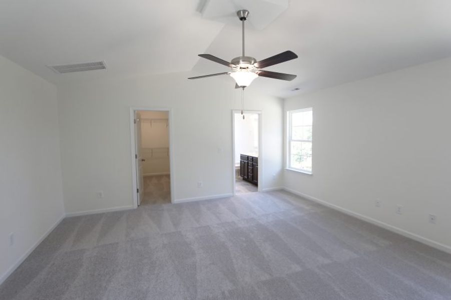 Spacious, unfurnished interior of a new home in Avondale, Greensboro (Image 18).