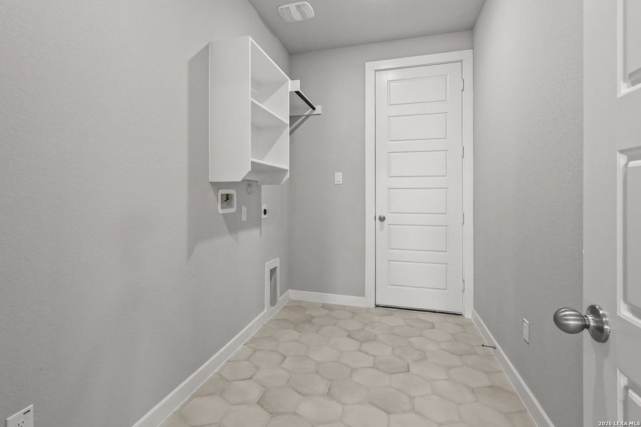 Spacious, unfurnished interior of a new home in Foxbrook, Cibolo (Image 37).