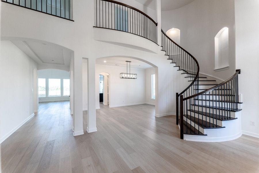 Spacious, unfurnished interior of a new home in Heath Golf & Yacht Club, Heath (Image 25).