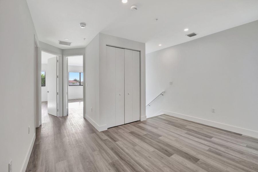 Spacious, unfurnished interior of a new home in , Oakland Park (Image 19).