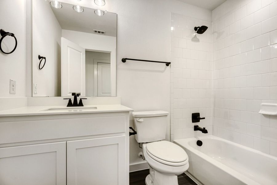 624 Damsel June - Full Bathroom 624 Damsel June - Full Bathroom