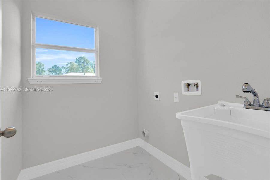 Spacious, unfurnished interior of a new home in , Lehigh Acres (Image 30).