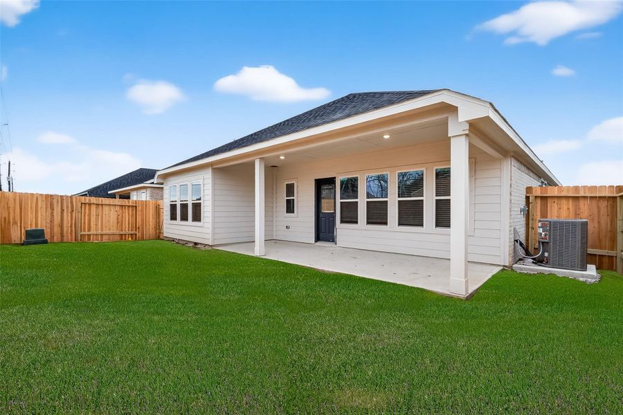 Exterior details and patio area of a home in Rollingbrook Estates, Baytown (Image 26).