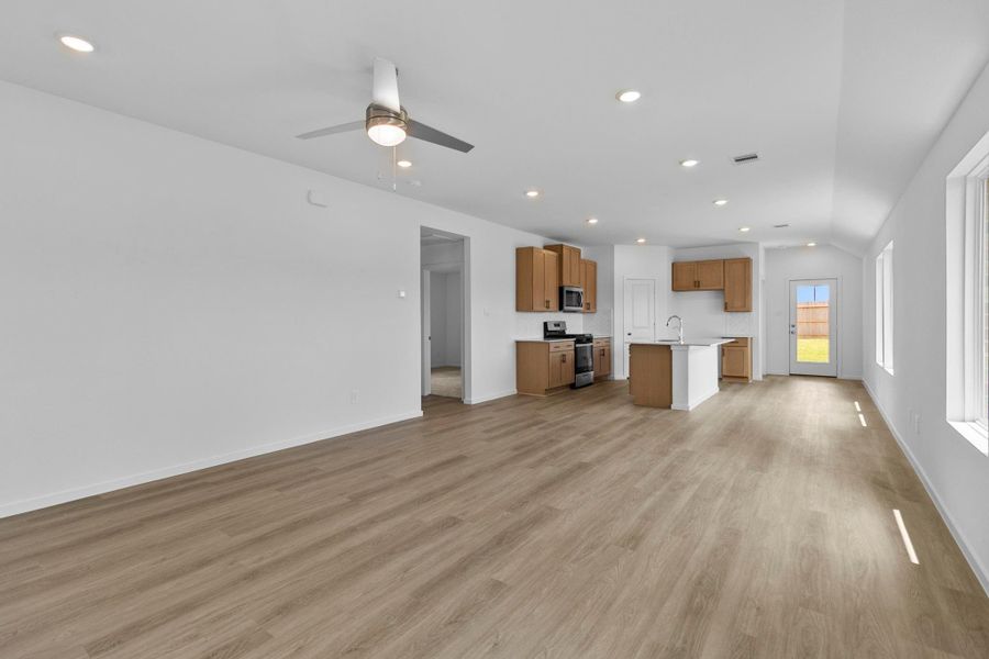 Spacious, unfurnished interior of a new home in Cypress Green, Tomball (Image 15).