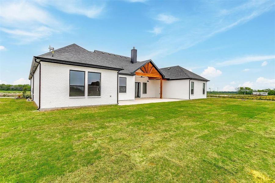 Exterior details and patio area of a home in , Waxahachie (Image 3).
