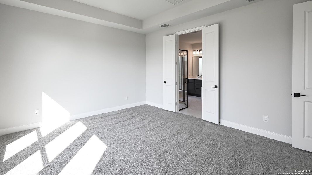 Spacious, unfurnished interior of a new home in Meadows Of Mill Creek 50', Seguin (Image 24).