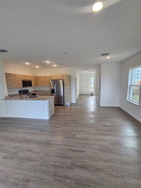 Spacious, unfurnished interior of a new home in , Orlando (Image 29).