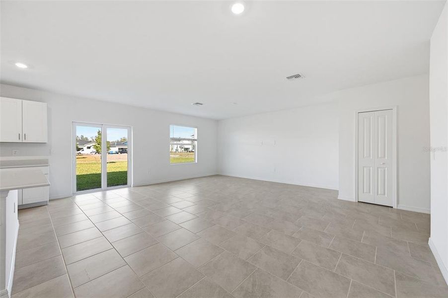 Spacious, unfurnished interior of a new home in Lennar at Turnleaf, Punta Gorda (Image 8).