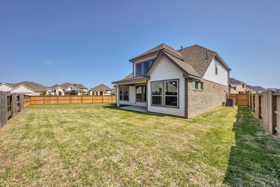 Front exterior of a new home in Sunterra 50s, Katy, TX, highlighting curb appeal (Image 27). Front exterior of a new home in Sunterra 50s, Katy, TX, highlighting curb appeal (Image 27).