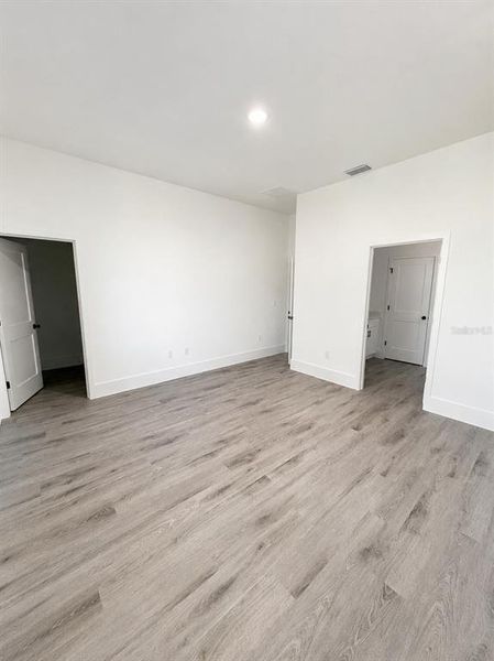 Spacious, unfurnished interior of a new home in , Ocala (Image 9).