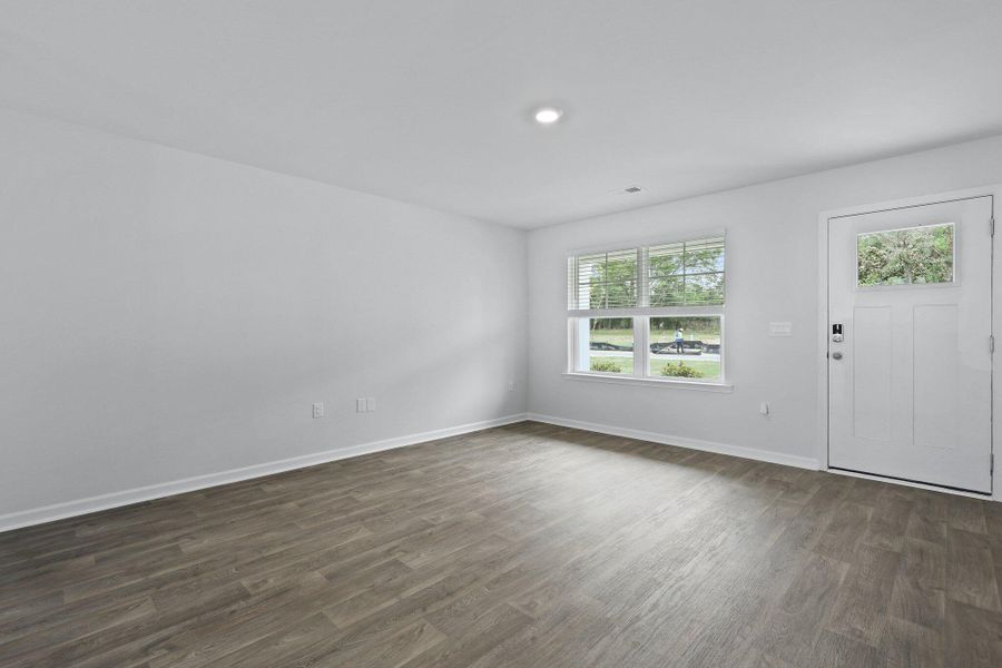 Spacious, unfurnished interior of a new home in Carolina Groves, Moncks Corner (Image 11).