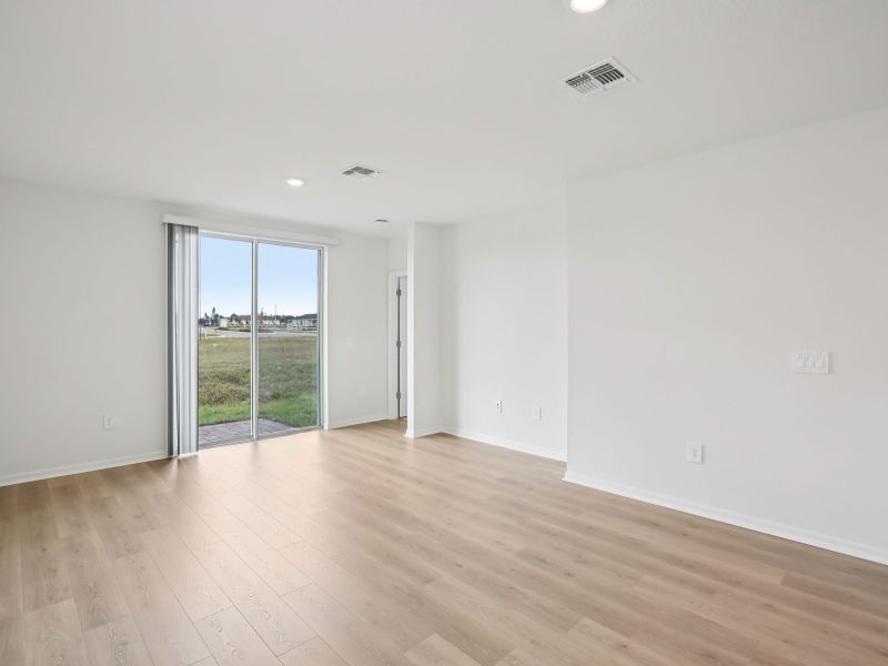 Spacious, unfurnished interior of a new home in Wynnstone - Classic Series, Davenport (Image 7).