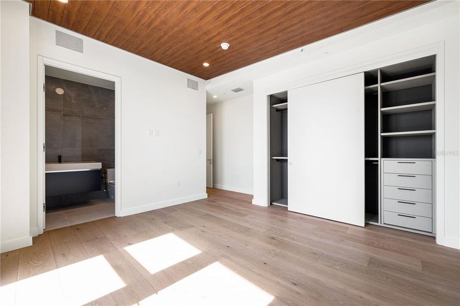 Spacious, unfurnished interior of a new home in , Sarasota (Image 44).