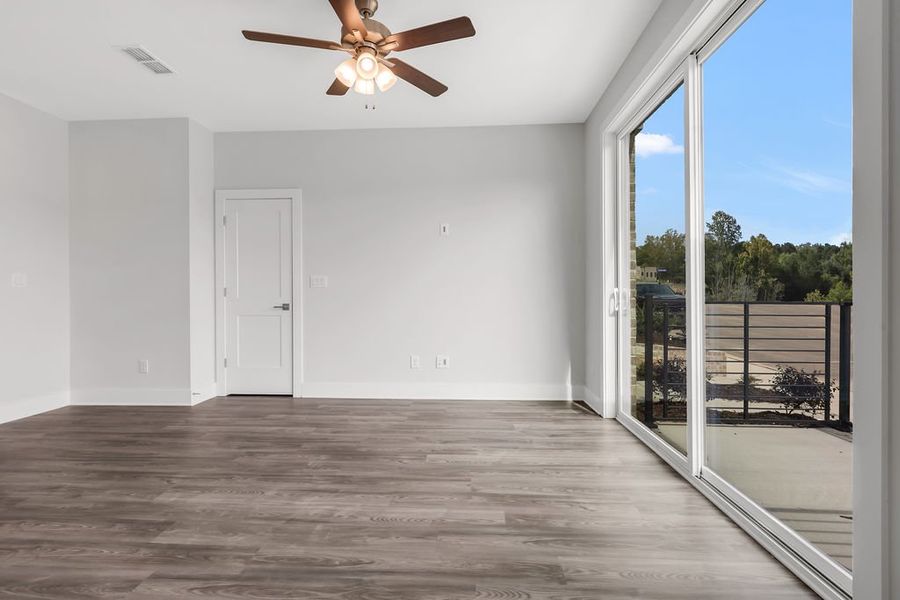 Spacious, unfurnished interior of a new home in Echo Park, Suwanee (Image 20).