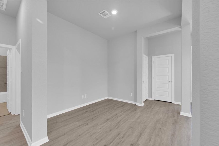 Spacious, unfurnished interior of a new home in Sunterra 40, Katy (Image 17).