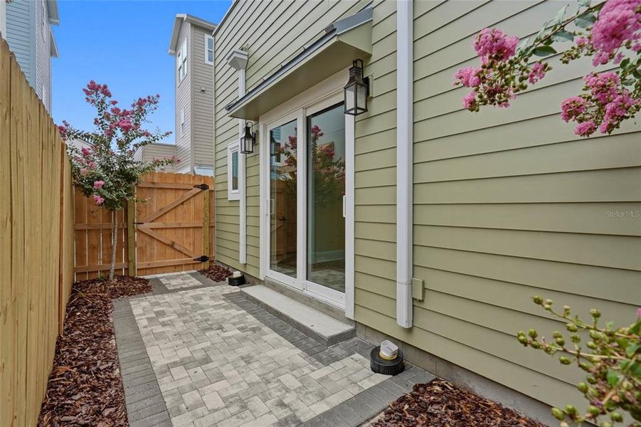 Exterior details and patio area of a home in , St. Petersburg (Image 4).