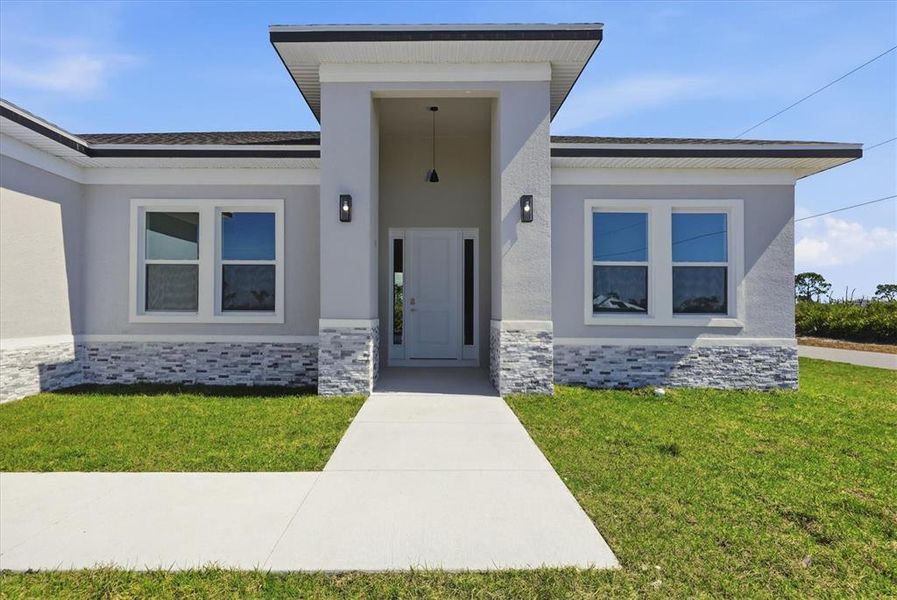 Exterior details and patio area of a home in , Placida (Image 4).