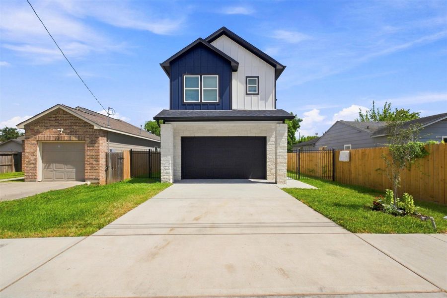 Front exterior of a new home in , Houston, TX, highlighting curb appeal (Image 21).