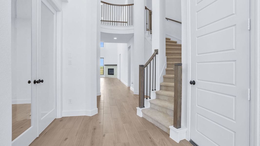 Spacious, unfurnished interior of a new home in Lakes of Cane Island, Katy (Image 20).