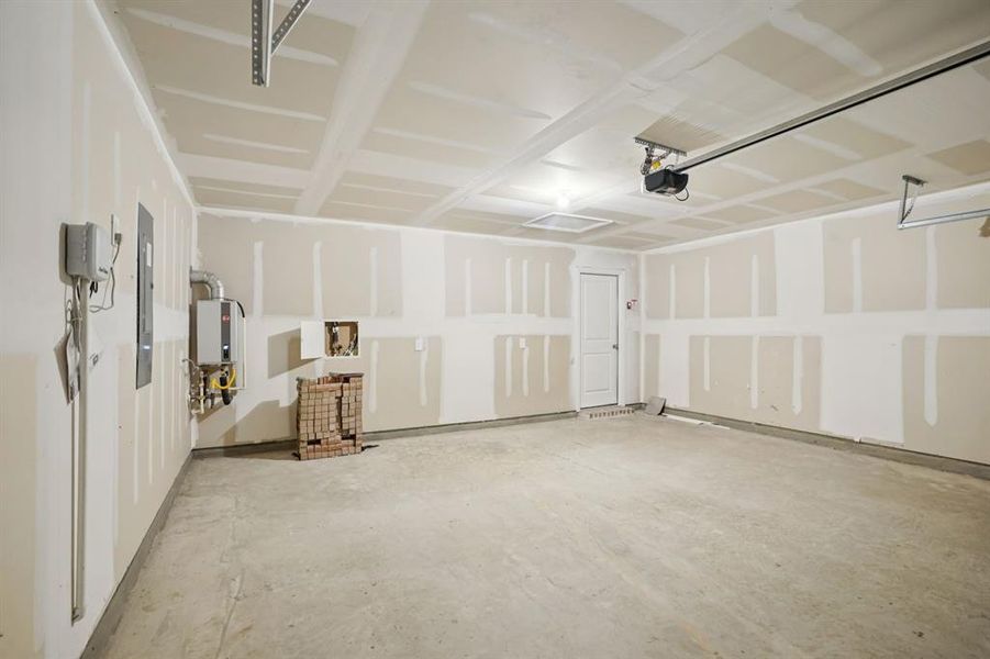 Spacious, unfurnished interior of a new home in Stonehaven, Seagoville (Image 28). Spacious, unfurnished interior of a new home in Stonehaven, Seagoville (Image 28).