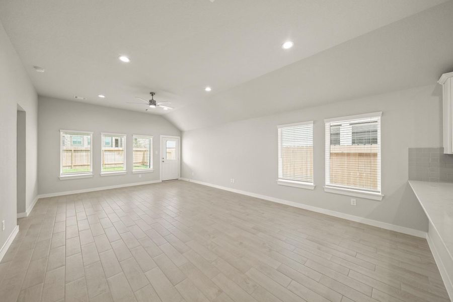 Spacious, unfurnished interior of a new home in Morton Creek Ranch, Katy (Image 13).