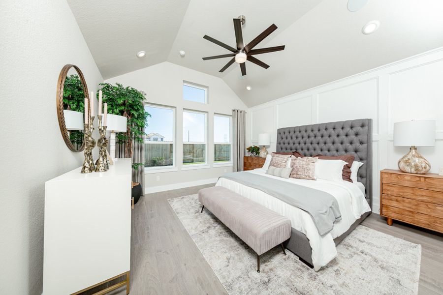 Representative furnished interior of a home built from the Mckinney by Beazer Homes in Ellwood, Rosharon (Image 10).