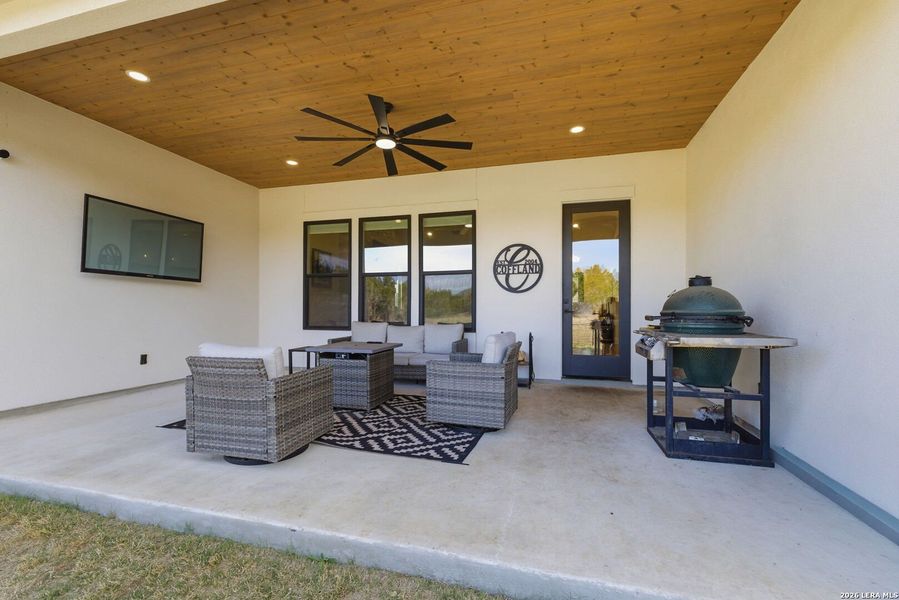 Exterior details and patio area of a home in , Bandera (Image 4).